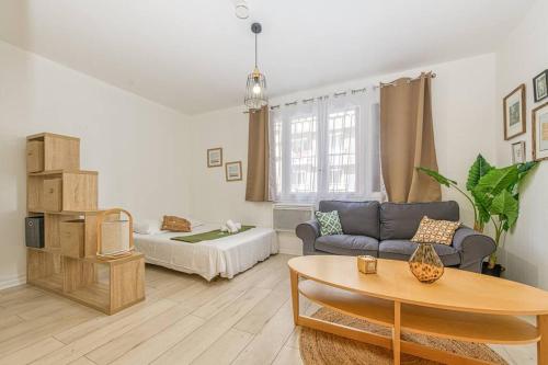 un salon avec un canapé et une table dans l'établissement Le petit Cosy, à Grenoble