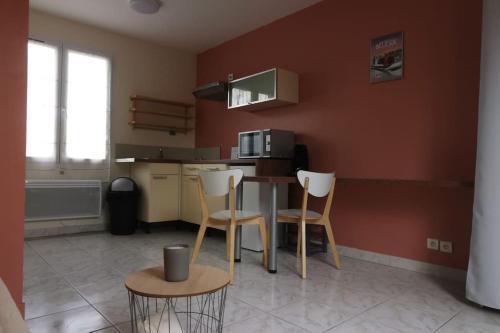 Kuchyň nebo kuchyňský kout v ubytování Studio avec jardin