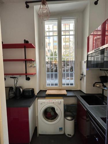une cuisine avec une machine à laver dans une cuisine dans l'établissement Paris centre dynamique et populaire, à Paris