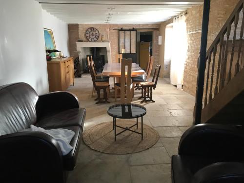 une salle à manger avec une table et des chaises dans l'établissement La maison villeroise, à Villiers-les-Hauts
