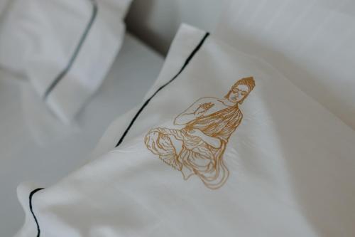 a drawing of a man on a white shirt at BLACK AMBER BOUTIQUE HOTEL in Lampi