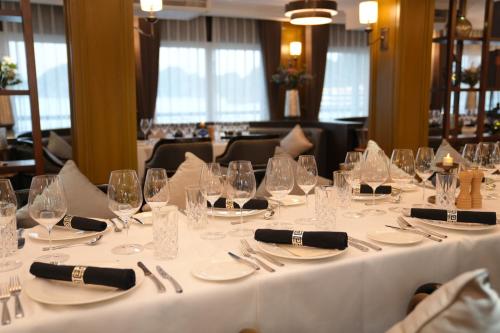 Un restaurante o sitio para comer en Paradise Grand Cruise - Lan Ha Bay