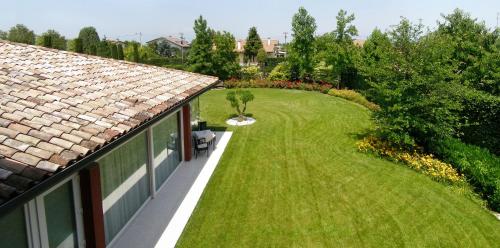 a yard with green grass and a house at Relais Villa Annamaria Bed end Breakfast in Istrana