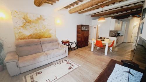 sala de estar con sofá y mesa en La Scalinata Apartment en Perugia
