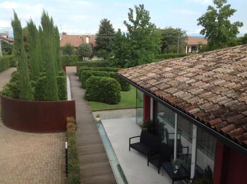 a balcony of a house with chairs and a yard at Relais Villa Annamaria Bed end Breakfast in Istrana