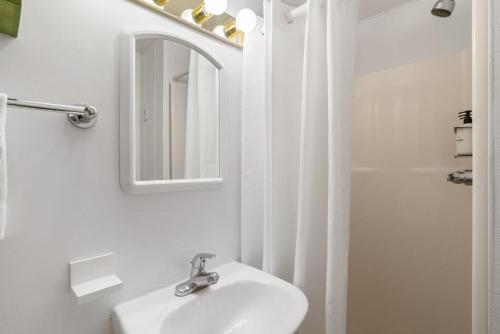 Et badeværelse på South Arm Retreats Motel @ Lake Charlevoix ➠ Unit 5