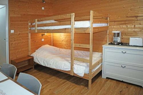 - une chambre avec 2 lits superposés dans une cabine dans l'établissement Residence Le 1650 - Studio pour 4 personnes cœur de station des Orres 1650 MAE-8101, aux Orres