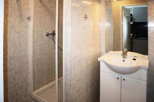 une salle de bain avec un lavabo et une douche dans l'établissement Residence Le 1650 - Studio pour 4 personnes cœur de station des Orres 1650 MAE-8101, aux Orres