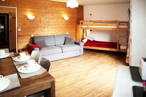 - un salon avec un canapé et des lits superposés dans l'établissement Residence Le 1650 - Studio pour 4 personnes cœur de station MAE-8121, aux Orres
