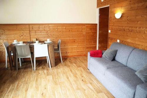un salon avec un canapé, une table et des chaises dans l'établissement Residence Le 1650 - Studio pour 4 personnes cœur de station MAE-8121, aux Orres