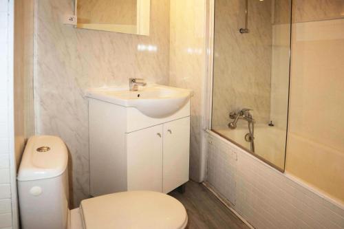 une salle de bain avec toilettes, lavabo et douche dans l'établissement Residence Le 1650 - Studio pour 4 personnes cœur de station MAE-8121, aux Orres