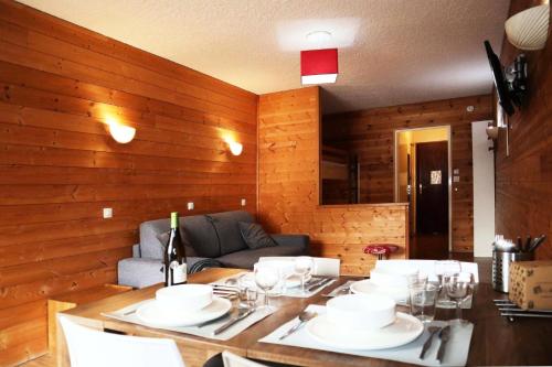 - une salle à manger avec une table et des plats blancs dans l'établissement Residence Le 1650 - Studio pour 4 personnes cœur de station des Orres 1650 MAE-8131, aux Orres