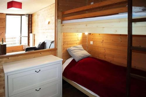 une chambre avec un lit superposé dans une pièce dans l'établissement Residence Le 1650 - Studio pour 4 personnes cœur de station des Orres 1650 MAE-8131, aux Orres