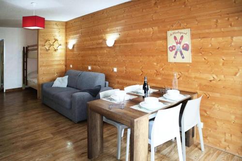 une salle à manger avec une table et un canapé dans l'établissement Residence Le 1650 - Studio pour 4 personnes cœur de station des Orres 1650 MAE-8141, aux Orres