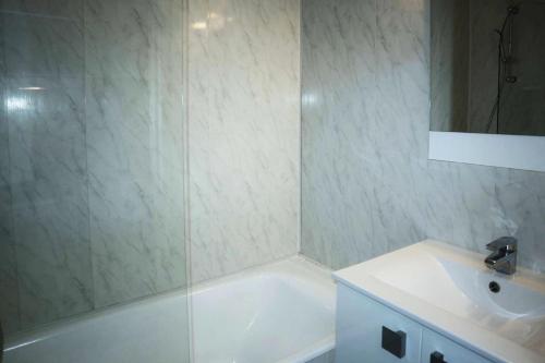 une salle de bain avec une baignoire, un lavabo et une douche dans l'établissement Residence Le 1650 - Studio pour 4 personnes cœur de station des Orres 1650 MAE-8141, aux Orres