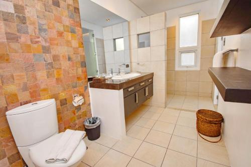 łazienka z toaletą i umywalką w obiekcie 7Stones Boracay w mieście Boracay