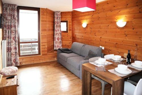 un salon avec un canapé et une table dans l'établissement Residence Le 1650 - Studio pour 4 personnes cœur de station des Orres 1650 MAE-8151, aux Orres