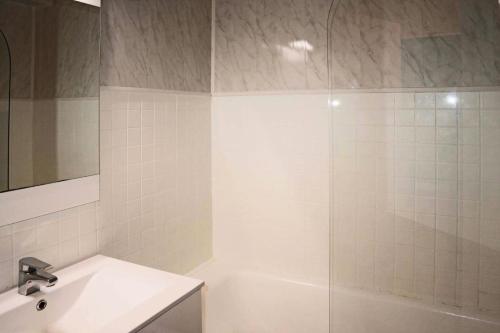 une salle de bain avec une baignoire, un lavabo et une douche dans l'établissement Residence Le 1650 - Studio pour 4 personnes cœur de station des Orres 1650 MAE-8151, aux Orres