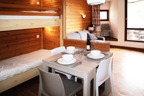 - une salle à manger avec une table, des chaises et un lit dans l'établissement Residence Le 1650 - Studio pour 4 personnes cœur de station MAE-8161, aux Orres