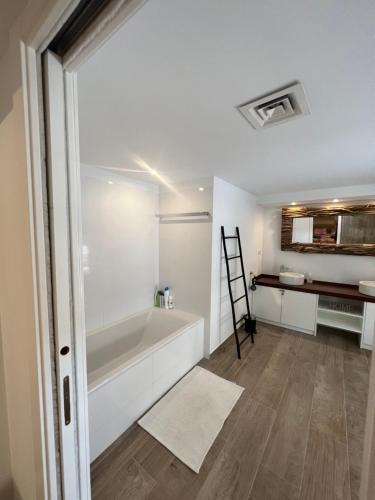 Kúpeľňa v ubytovaní Villa Ibiza Chic à Calahonda - Piscine et Proximité Plage