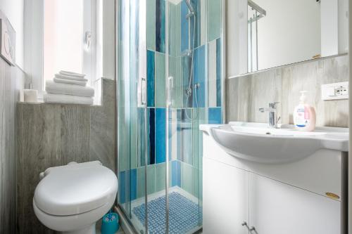 a bathroom with a toilet and a sink and a shower at Casa Olga in San Bartolomeo al Mare