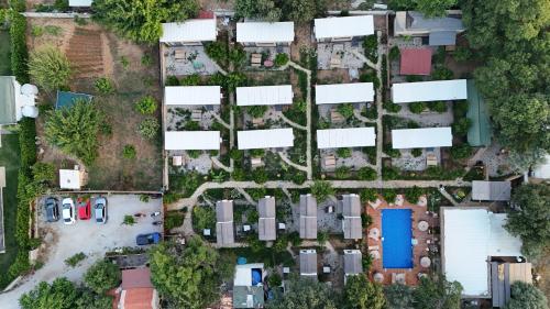 Vue de tête d'une banlieue avec des voitures dans l'établissement Gaia Tiny Houses Butik Hotel, à Bodrum City