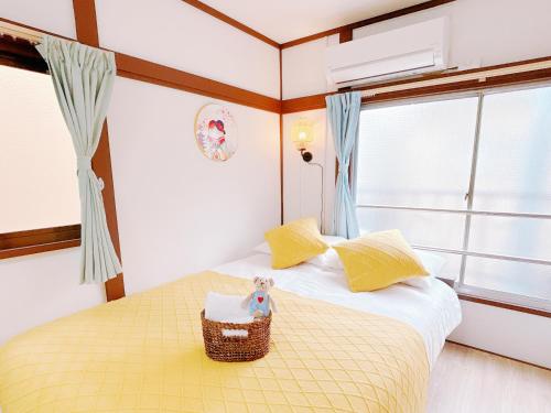 a bedroom with a bed with a basket on it at Ikebukuro area, two layer house, double subway,3 min walk to stn, 双地铁车站步行3分 直达新宿 涩谷 银座 池袋 皇居 最大6人 in Tokyo