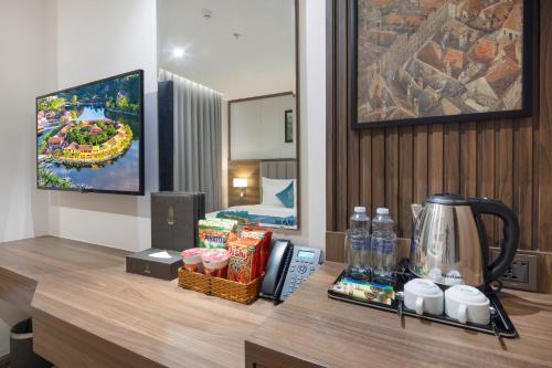 Příslušenství pro přípravu čaje a kávy v ubytování Avari Hotel