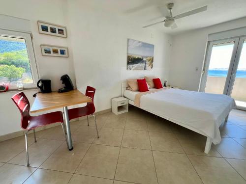 Posteľ alebo postele v izbe v ubytovaní Apartment Vrata Velebita Karlobag