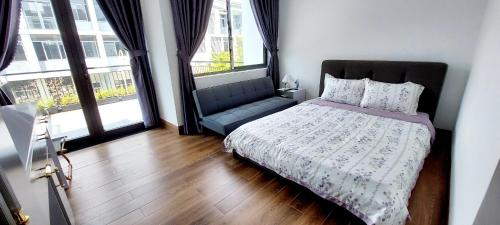 Hue House Stay - Villa phòng lẻ hoặc nguyên căn في Thôn Trường Giang: غرفة نوم بها سرير وكرسي ونوافذ