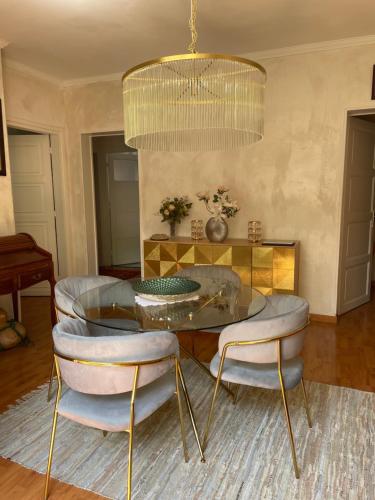 une salle à manger avec une table et des chaises en verre dans l'établissement Plein cœur du village olympique, à Saint-Ouen