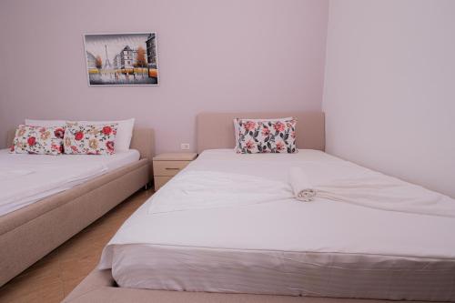 Una cama o camas en una habitación de Sun Shine Hotel