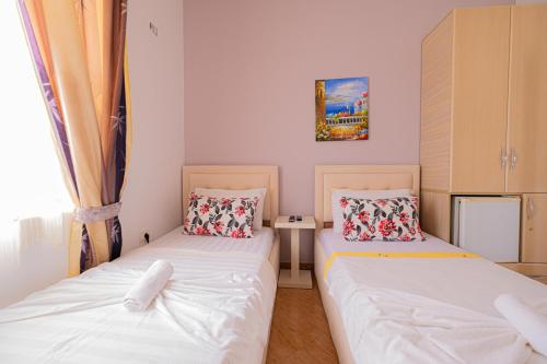 Una cama o camas en una habitación de Sun Shine Hotel
