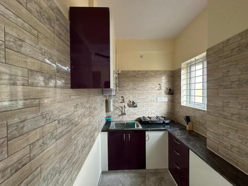 Una cocina o cocineta en Cozy Room 1Bhk with Lift 303