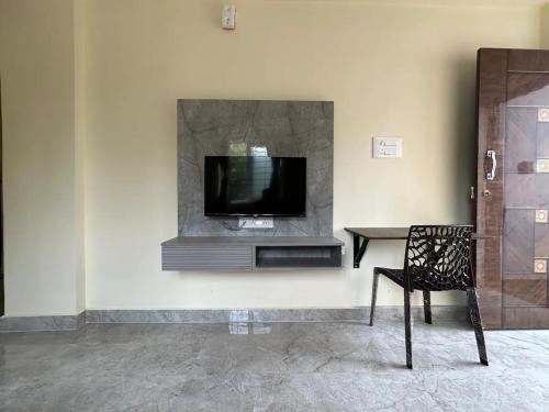 Una televisión o centro de entretenimiento en Cozy Room 1Bhk with Lift 303