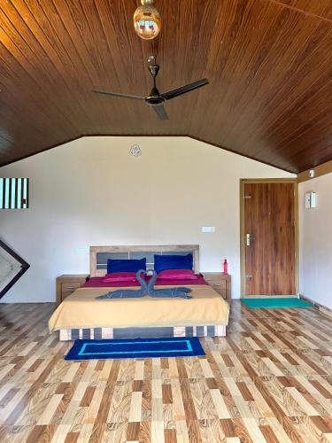 Misty Cloud Resort في فيثايراي: غرفة نوم بسرير وسقف خشبي