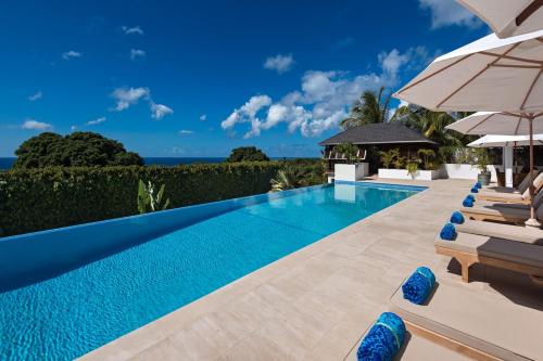 una piscina con sillas y sombrillas en Tom Tom by Blue Sky Luxury, en Saint James