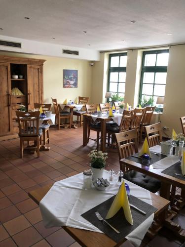 フィーアゼンにあるHotel Rahserhofのダイニングルーム(テーブル、椅子、黄色のナプキン付)