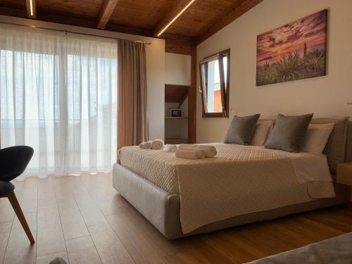 - une chambre avec un grand lit et une grande fenêtre dans l'établissement Villa Zufrò, à Vibo Valentia