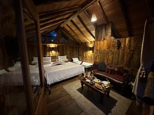 Ένα ή περισσότερα κρεβάτια σε δωμάτιο στο Eco Creations Wooden Cottage