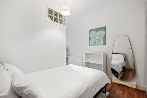 Llit o llits en una habitació de Londwell, Stylish Mayfair Central London Apartment
