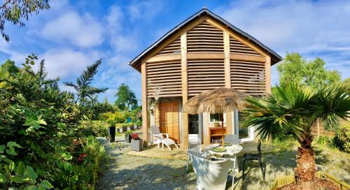 une petite maison en bois avec une table et des chaises dans l'établissement gite AnnArmor Mont St Michel, à Tréméreuc