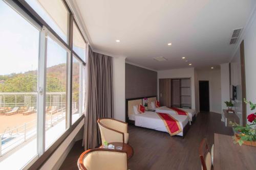 Habitación de hotel con cama y balcón en Vung Tau P&T Hotel, en Vung Tau