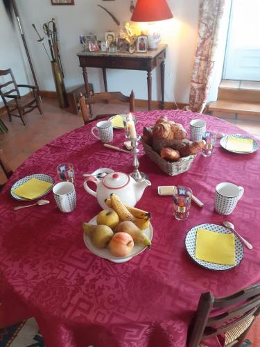 シャントネーにあるChambres d'hôtes de la Barbinièreのピンクのテーブルクロスと食べ物