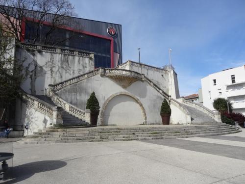 a building with a staircase and a building with a stair case at Les Bosquets in Alès