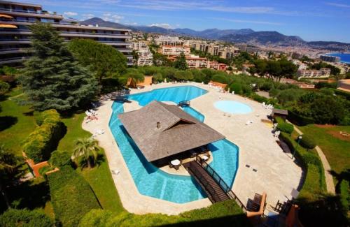 une vue aérienne d'une piscine dans un complexe hôtelier dans l'établissement Les Belles Terres - Résidence avec piscine vue mer, à Nice