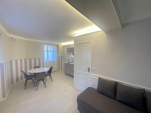 un salon avec un canapé, une table et des chaises dans l'établissement La Brise by Connexion, à Cannes