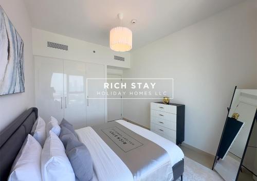 Postel nebo postele na pokoji v ubytování Incredible 1BR, Downtown Views II near Dubai Mall