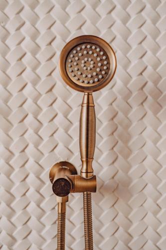 a wooden hair dryer hanging on a wall at Hábimo - Valle de Guadalupe in Valle de Guadalupe