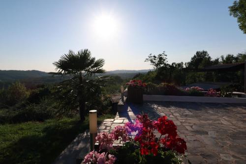 un giardino con fiori su un sentiero di pietra di Maison La Chapelle Bellevue a Saint-Solve